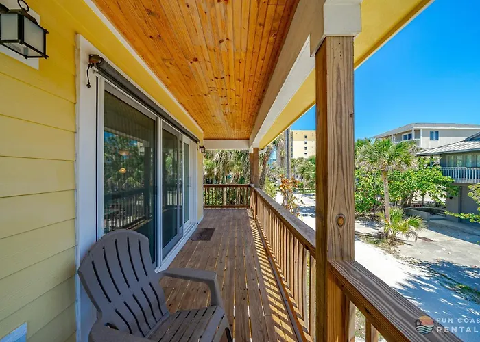 Dog Friendly Loft Steps From Beach With Gas Barbecue Grill And Upstairs Deck!